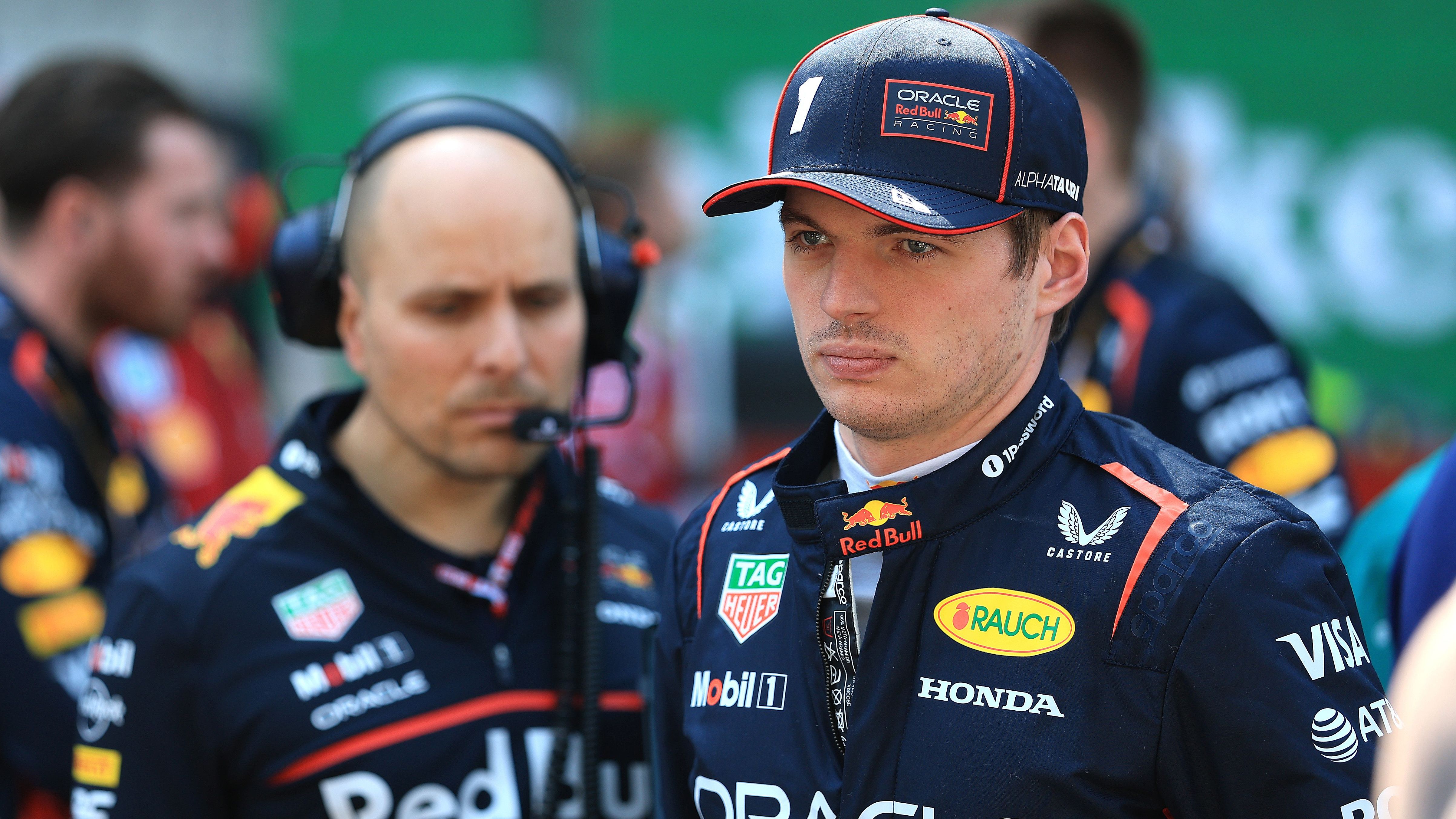<strong>Platz 1: Max Verstappen (Red Bull Racing) - Vorher: Platz 1 (+2)</strong><br>McLaren macht Fehler und sie patzen, aber Verstappen bleibt gleich. Was klingt wie ein Apache-Songtext ist die Kanada-Zusammenfassung. Und das obwohl der Niederländer unter großem Druck stand. Sportlich war es ein sauberes Rennen. Wie gewohnt. Mit 155 Punkten ist der 43 hinter Piastri. Es ist noch alles drin, auch wenn es schwer wird.