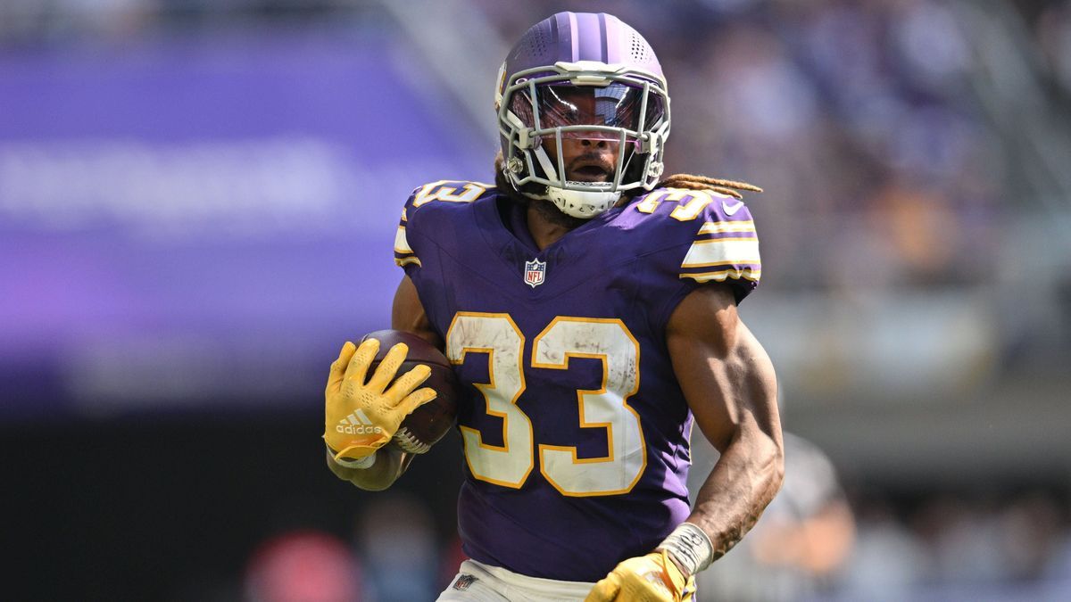 NFL, American Football Herren, USA Houston Texans at Minnesota Vikings Sep 22, 2024; Minneapolis, Minnesota, USA; Minnesota Vikings running back Aaron Jones (33) runs the ball against the Houston T...