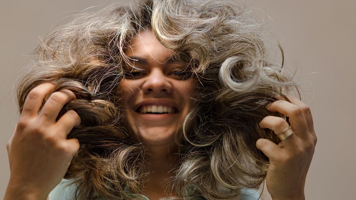 Lockiges, normales, dickes oder dünnes Haar – kennt eure Haarstruktur, denn hier gibt es beim Föhnen eurer Haare durchaus wissenswerte Unterschiede!