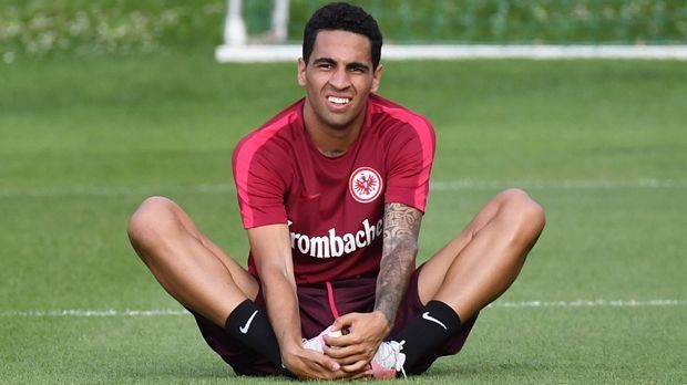 
                <strong>Omar Mascarell</strong><br>
                Omar Mascarell: Der defensive Mittelfeldspieler ist ein früherer Jugendspieler von Real Madrid, der zuletzt vom Champions-League-Sieger an Sporting Gijon ausgeliehen war. Für eine geschätzte Ablösesumme von einer Million Euro kommt Mascarell bis 2019 zu den Hessen. Für die Real-Profis durfte der 23-Jährige nur ein einziges Mal ran. Beim 4:2-Sieg gegen Osasuna im Juni 2013 debütierte Mascarell für die erste Mannschaft von Real - allerdings nur für neun Minuten. Es war gleichzeitig sein letzter Einsatz für das "Weiße Ballett".
              