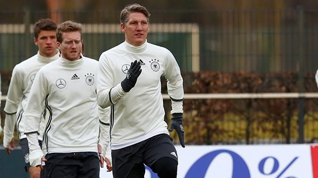 
                <strong>Bastian Schweinsteiger</strong><br>
                Bastian Schweinsteiger: Bittere Nachricht für die deutsche Nationalmannschaft: Kapitän Bastian Schweinsteiger verletzte sich vor dem Spiel gegen England im Training und fällt mit einem Innenbandteilriss im Knie mindesten sechs Wochen aus.
              