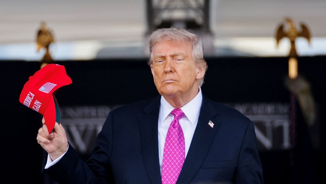 Nach der harschen Putin-Kritik von US-Präsident Trump (Bild) begründet der Kreml den Vorstoß mit den emotional aufgeladenen Gesprächen zwischen den Kriegsparteien. (Archivbild)