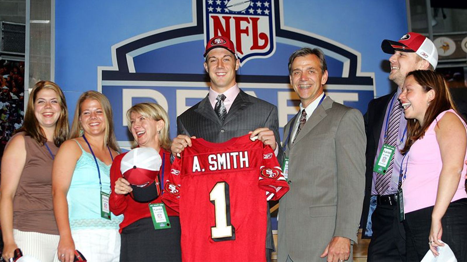 
                <strong>NFL Draft 2005: Alex Smith</strong><br>
                Die San Francisco 49ers entscheiden sich 2005 für den Quarterback von der University of Utah, dabei wäre auch Aaron Rodgers von der Cal zu haben. Nach acht Jahren schicken die 49ers ihn 2012 zu den Chiefs, von dort aus geht es vor der Saison 2018 weiter nach Washington. Trotz einer komplizierten Schien- und Wadenbeinbruchs, nach dem ihm sogar die Amputation des Beines droht, kehrt er 2020 auf das Footballfeld zurück und wird als Comeback Player des Jahres ausgezeichnet.
              