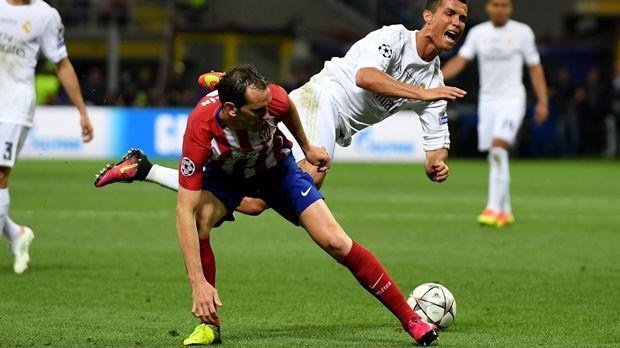 
                <strong>Diego Godin (Atletico Madrid)</strong><br>
                Diego Godin (Atletico Madrid): Wächst in die Partie, nachdem er zu Beginn mehrere Fehler im Aufbauspiel zeigt. Atleticos Defensive ist nicht so kompakt wie sonst, auch, weil Godin nicht so präsent ist wie sonst. Aber wenn es drauf ankommt, ist der Abwehrchef zur Stelle. ran-Note: 3
              