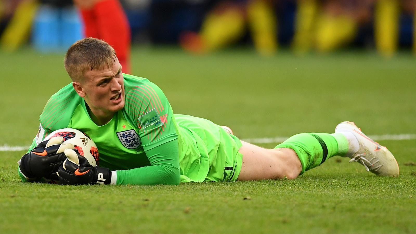 
                <strong>Jordan Pickford (England)</strong><br>
                England-Keeper Jordan Pickford zog sich eine Blessur im WM-Viertelfinale zu. Der 24-Jährige verletzte sich unglücklich am Daumen. Er selbst bezeichnete es als "dämliche Verletzung", gab sich aber zuversichtlich bezüglich der Halbfinal-Partie gegen Kroatien. "Ich bin ein Mann und keine Memme, mir geht es gut".
              