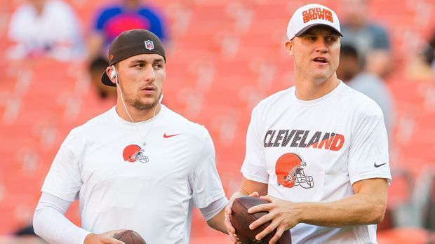 
                <strong>Johnny Manziel und Josh McCown</strong><br>
                Heiß gehandelt wird derzeit etwas überraschend Josh McCown (re.), der laut NFL-Insider Ian Rapoport die Cleveland Browns verlassen muss. Der 36-Jährige konnte in seinen acht Einsätzen der vergangenen Saison jedoch kaum für sich werben, musste teilweise dem talentierten aber schlampigen Johnny Manziel (li.) den Vortritt lassen. "Johnny Football" ist derzeit Free Agent und könnte ebenfalls ein Kandidat in Denver werden.
              
