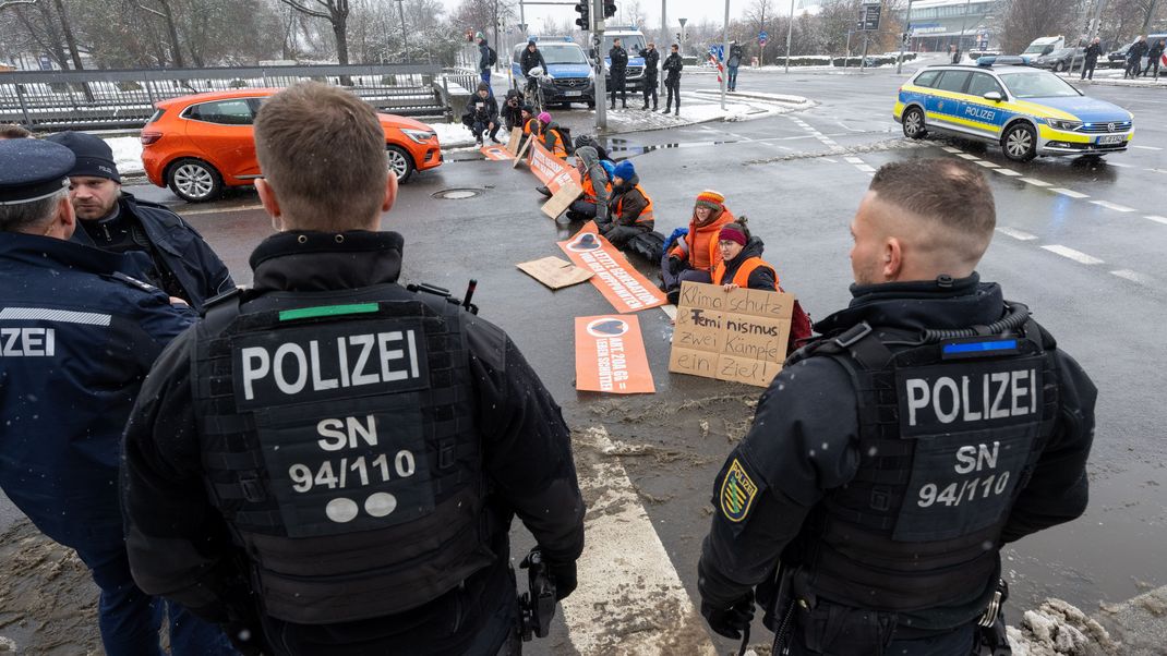 Einem Medienbericht zufolge läuft offenbar eine Prüfung der "Letzten Generation" durch den Verfassungsschutz.