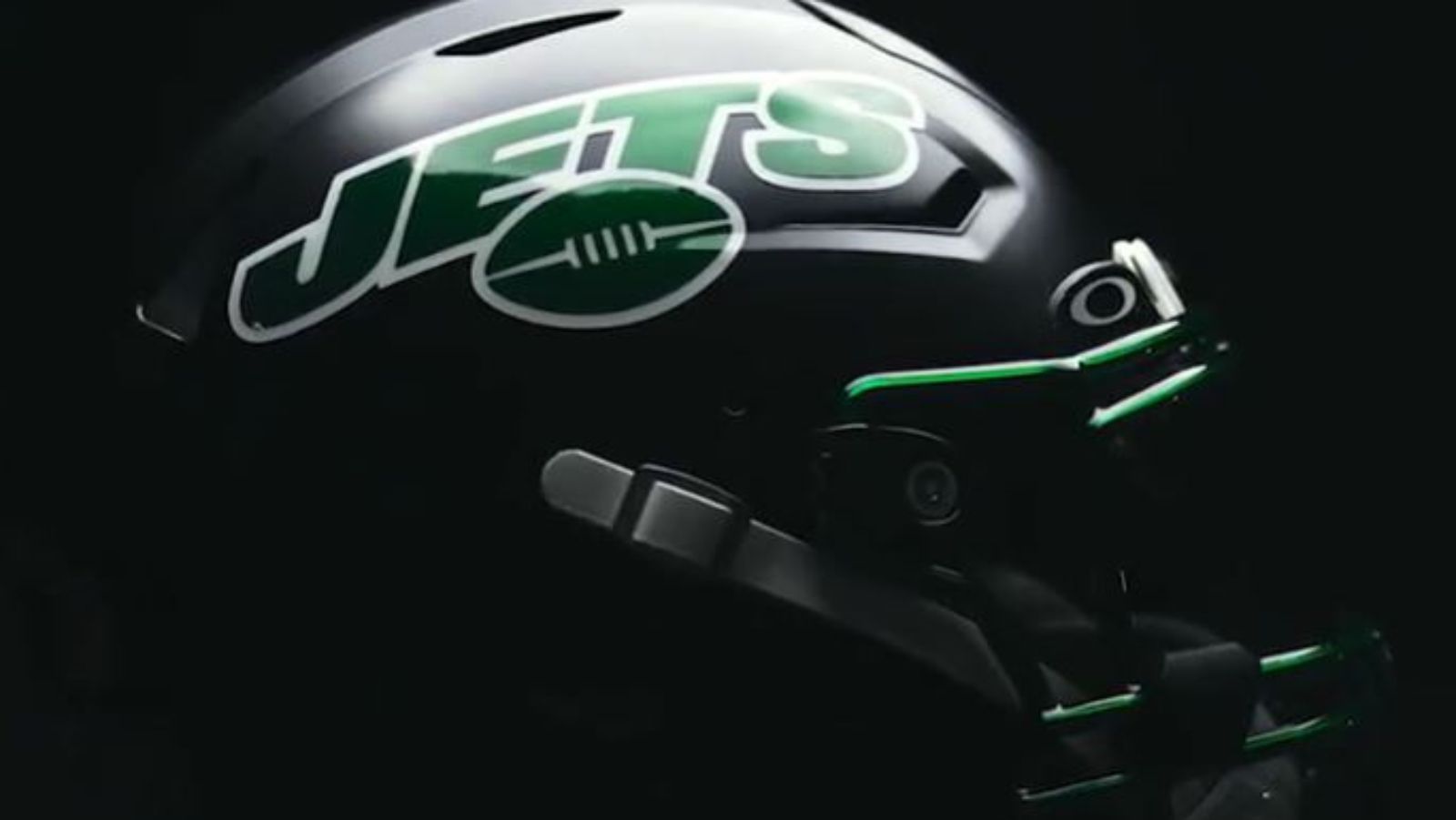 
                <strong>New York Jets</strong><br>
                Obwohl viele Fans ein Comeback zu den alten Helmen gefordert haben, entschieden sich die New York Jets 2022 nach ihrem Rebranding 2019 erneut für ein neues Design. Der Helm an sich ist völlig schwarz, die Facemask jedoch ist dunkelgrün, wie auch der seitlich aufgeklebte Jets-Schriftzug.
              