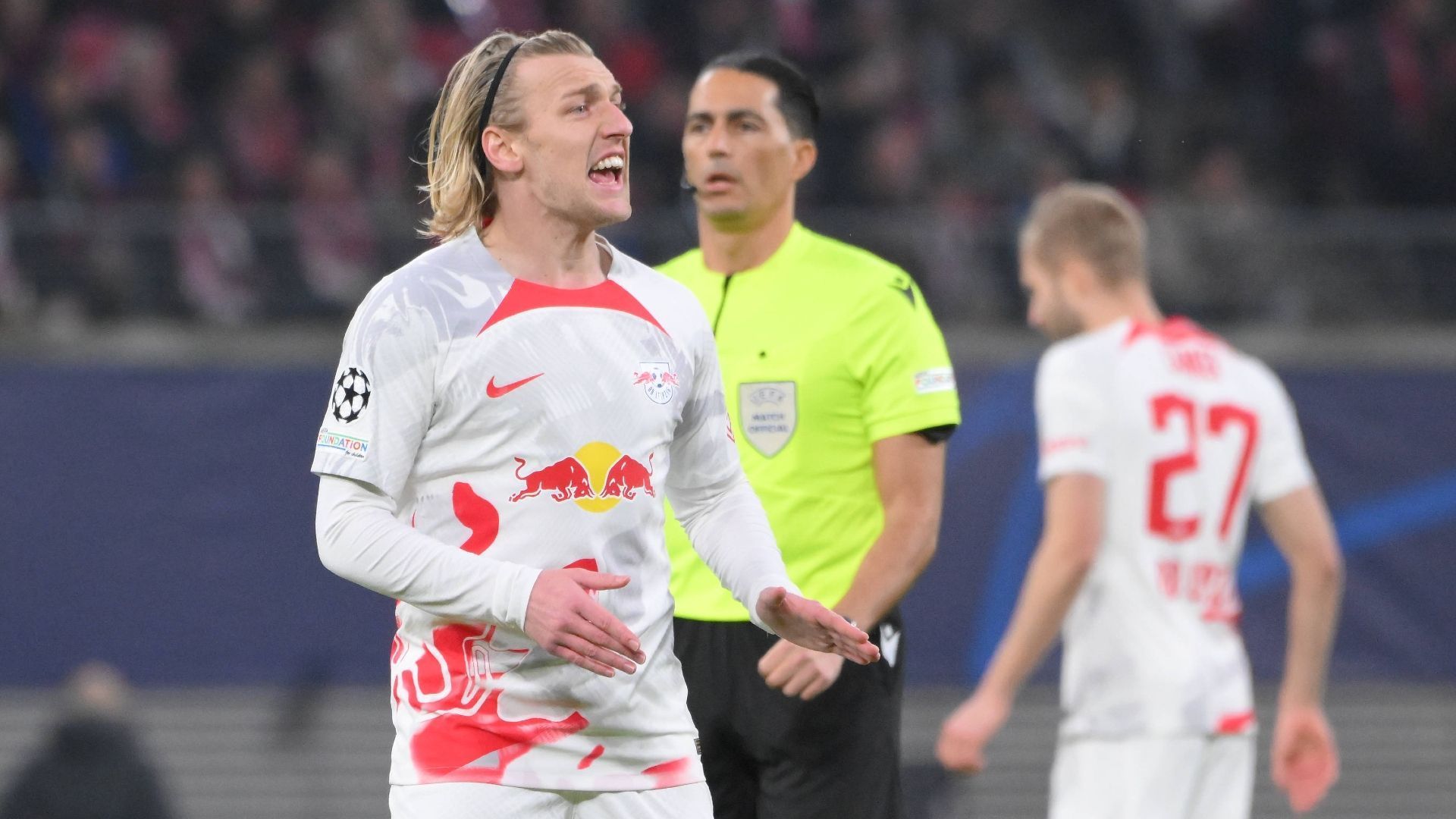 
                <strong>Emil Forsberg</strong><br>
                Der Schwede findet kaum ins Spiel, muss in der ersten Halbzeit – wie die gesamte Mannschaft – fast ausschließlich dem Ball hinterherlaufen. Nach dem Wiederbeginn wird Leipzig dann stärker, aber Forsberg selbst nicht wirklich. In der 66. Minute wird er ausgewechselt. ran-Note: 4
              