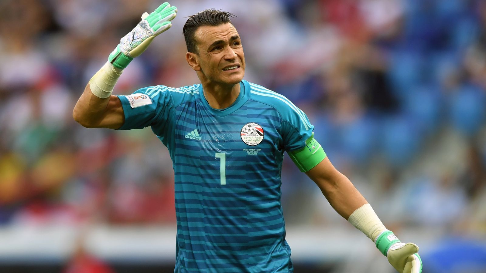 
                <strong>Essam El Hadary</strong><br>
                Wer glaubt, dass Claudio Pizarro mit 41 Jahren ein Altstar war, der sollte seinen Blick mal kurz nach Ägypten werfen, wo der frühere Nationaltorhüter Essam El Hadary bis kürzlich noch immer zwischen den Pfosten stand - mit immerhin stattlichen 47 Jahren. Der 159-malige Nationalspieler stand sogar noch bei der WM-Endrunde 2018, mit damals 45 Jahren, bei einem Gruppenspiel im Kasten der "Pharaonen" und stellte damit einen Altersrekord bei Weltmeisterschaften auf. Auf Vereinsebene stand El Hadary zuletzt bei Nogoom FC unter Vertrag - unter einem Trainer namens Mohamed Salah. Mit dessen Liverpool-Namensvetter spielte El Hadary in der Vergangenheit noch zig Male zusammen für Ägyptens Nationalmannschaft.
              