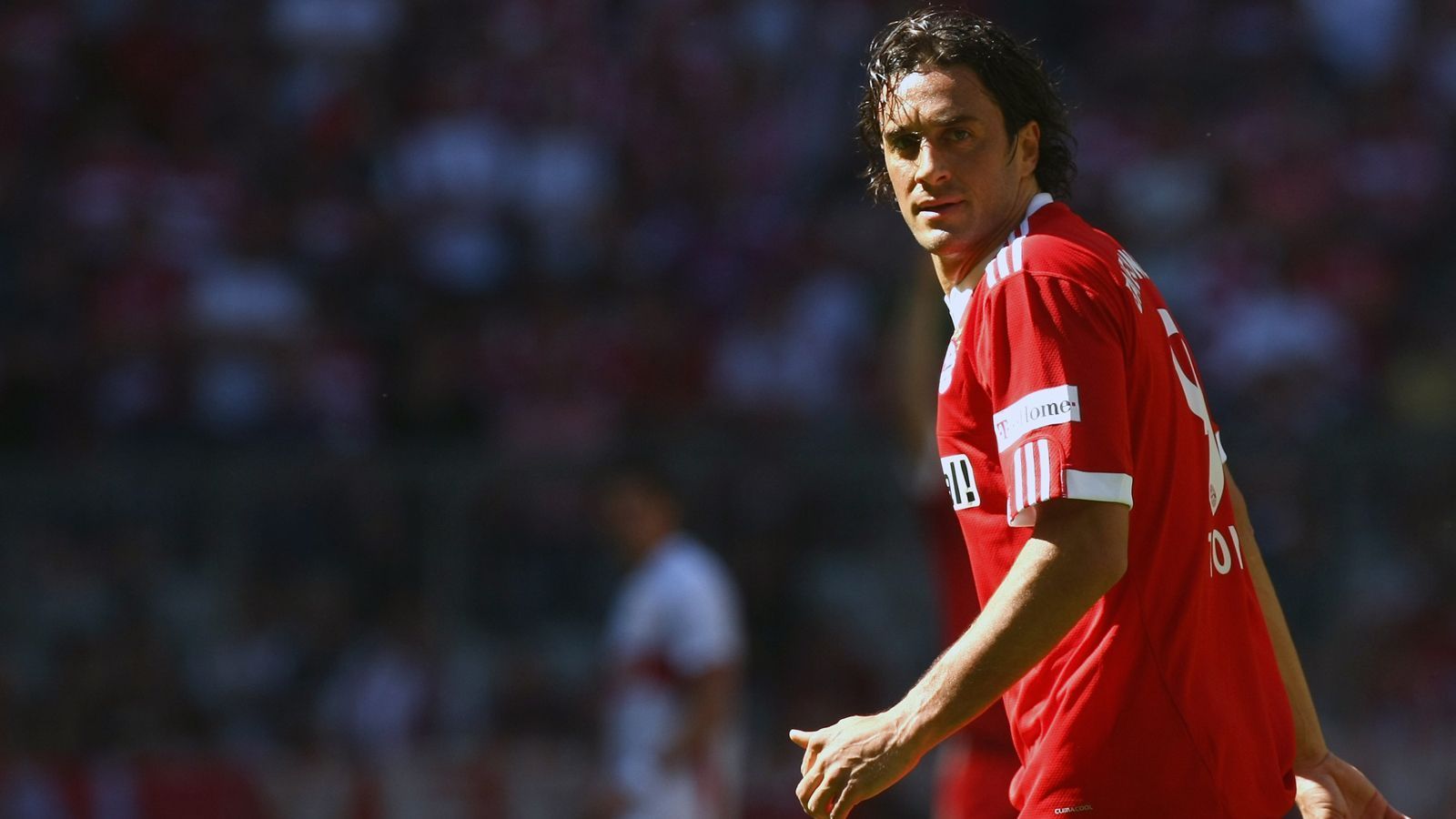 
                <strong>Luca Toni</strong><br>
                Eine (längere) Bayern-Karriere, die auch maßgeblich den unterschiedlichen Vorstellungen von Louis van Gaal zum Opfer fiel, war jene des Italieners Luca Toni. Der damalige Torjäger, der 2007 nach München wechselte, spielte nach dem Amtsantritt des Niederländers van Gaal keine Rolle mehr und wurde im Sommer 2010 nach eine Leih-Rückkehr von der Roma endgültig abgegeben. Der einst angeblich elf Millionen Euro teure Stürmer durfte die Bayern sogar ablösefrei verlassen, wechselte zurück in die Heimat zum FC Genua. Trotz des eher unwürdigen Endes liest sich Tonis Bayern-Bilanz hervorragend. Bei seinen 89 Einsätzen gelangen dem Angreifer 58 Treffer. 
              