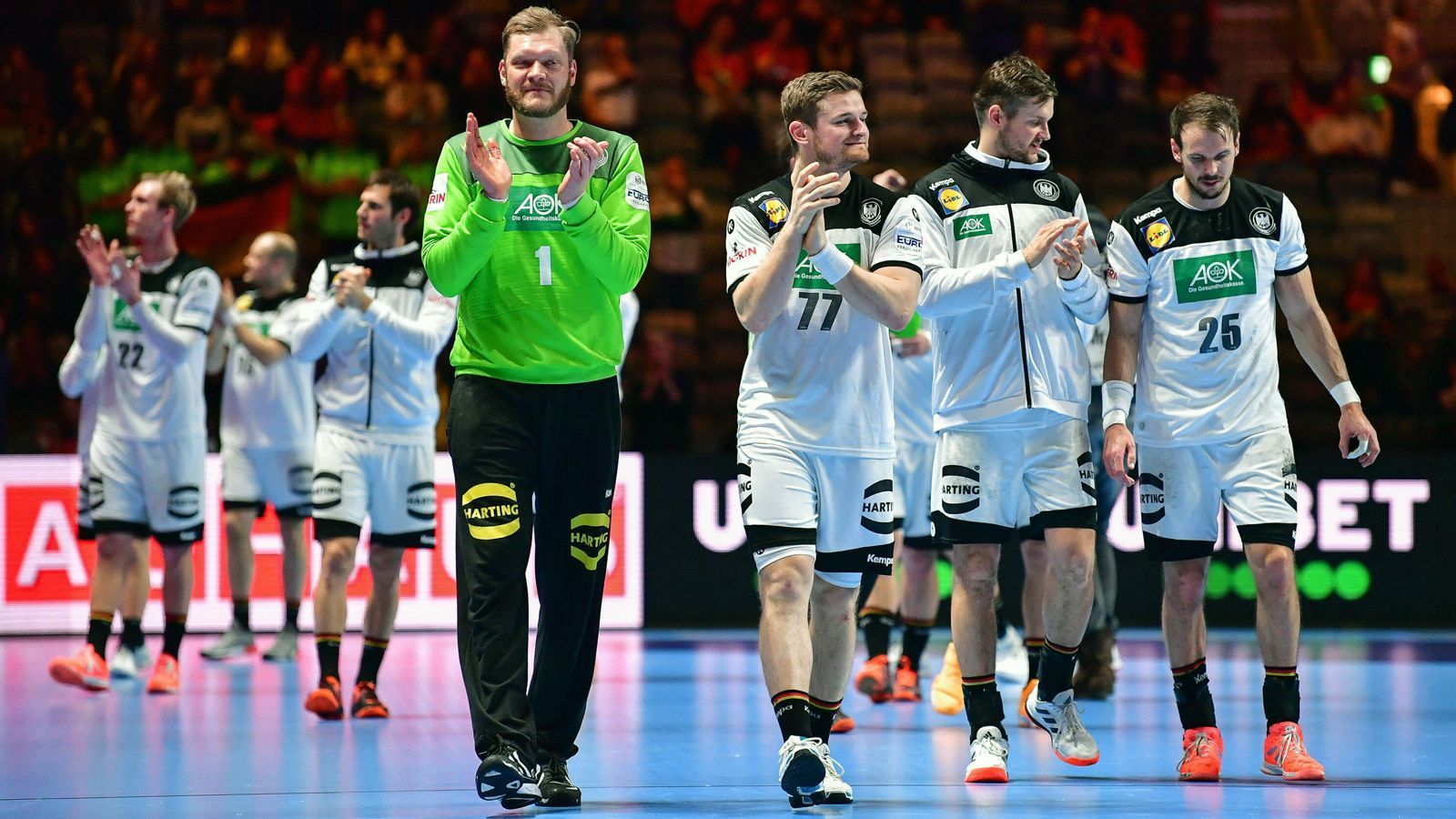 
                <strong>Handball-Fieber bei der EM 2020</strong><br>
                Mitte Januar 2020 war die Handball-EM 2020 in vollem Gange. Die deutsche Mannschaft stand zu diesem Zeitpunkt bereits in der Hauptrunde und blickte dem Duell mit Kroatien entgegen. Letztlich verlor das DHB-Team gegen den späteren Finalisten Kroatien am Tag nach Schalkes bislang letztem Bundesliga-Sieg mit 24:25 (14:11).
              