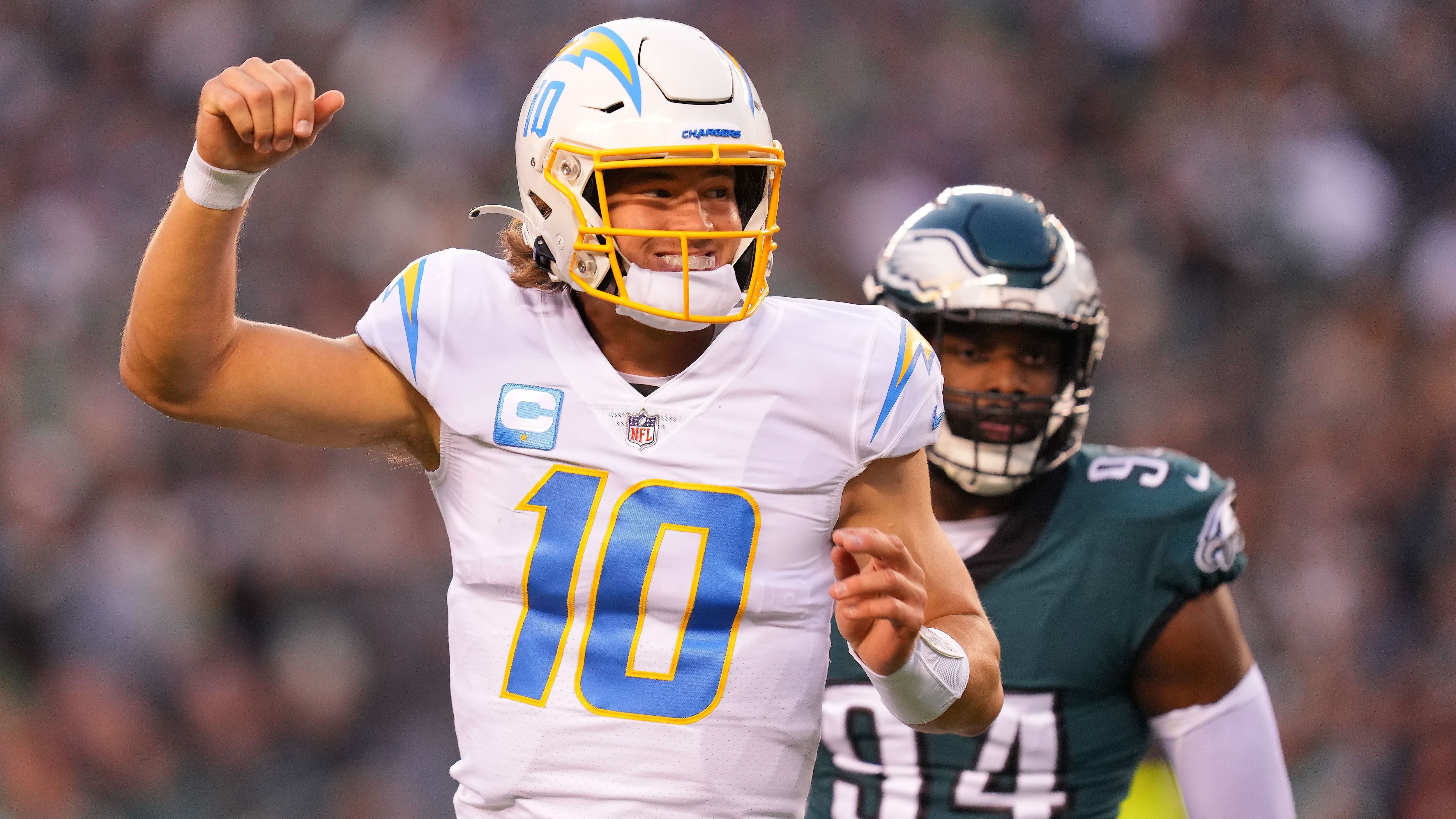 
                <strong>Justin Herbert (Los Angeles Chargers)</strong><br>
                Ähnlich wie Joe Burrow hauchte auch Herbert den Los Angeles Chargers neues Leben ein und beeindruckt seit seinem Debüt 2020 mit außergewöhnlichen Leistungen. Einziger Makel in der Karrierenbilanz des 24-Jährigen: Die fehlende Playoff-Teilnehme, die ihm Konkurrenten wie Burrow und Jackson längst voraushaben. Dennoch dürfte auch dies nur eine Frage der Zeit sein. In einer extrem spielstarken AFC-West wird Herbert allerdings weiter auf hohem Niveau spielen müssen. Problematisch sollte dies für den gelassenen Spielmacher kaum werden …
              