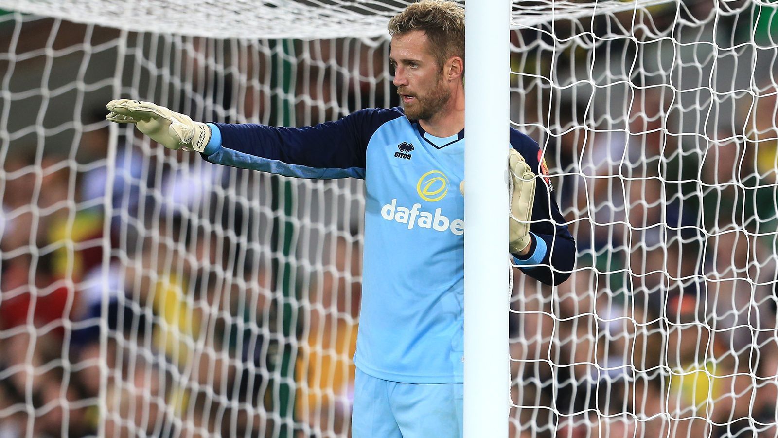 
                <strong>Ralf Fährmann</strong><br>
                Nachdem der langjährige Schalker Ralf Fährmann seinen Stammplatz an Alexander Nübel verlor, ging es für den 1,97-Meter-Hünen im Sommer 2019 auf Leihbasis nach England zu Norwich City. Unter dem deutschen Trainer Daniel Farke erhoffte sich der Schlussmann einen sportlichen Neustart, doch beim damaligen Aufsteiger lief es für Fährmann überhaupt nicht wunschgemäß. Statt als Nummer 1 bei Norwich zu glänzen, spielte der heute 32-Jährige nur ganze 22 Minuten in der Premier League für seinen Leihverein. Nachdem er sowieso erst am fünften Spieltag eine Chance als Vertreter von Tim Krul erhielt, verletzte sich Fährmann in dieser Begegnung früh und musste nach 22 Minuten ausgewechselt werden. So wurde sein erster Premier-League-Einsatz gleichzeitig sein letzter. Bereits im März wurde die Leihe rund drei Monate früher als geplant aufgelöst. Mittlerweile ist der gebürtige Chemnitzer aber immerhin wieder die Nummer 1 auf Schalke.
              