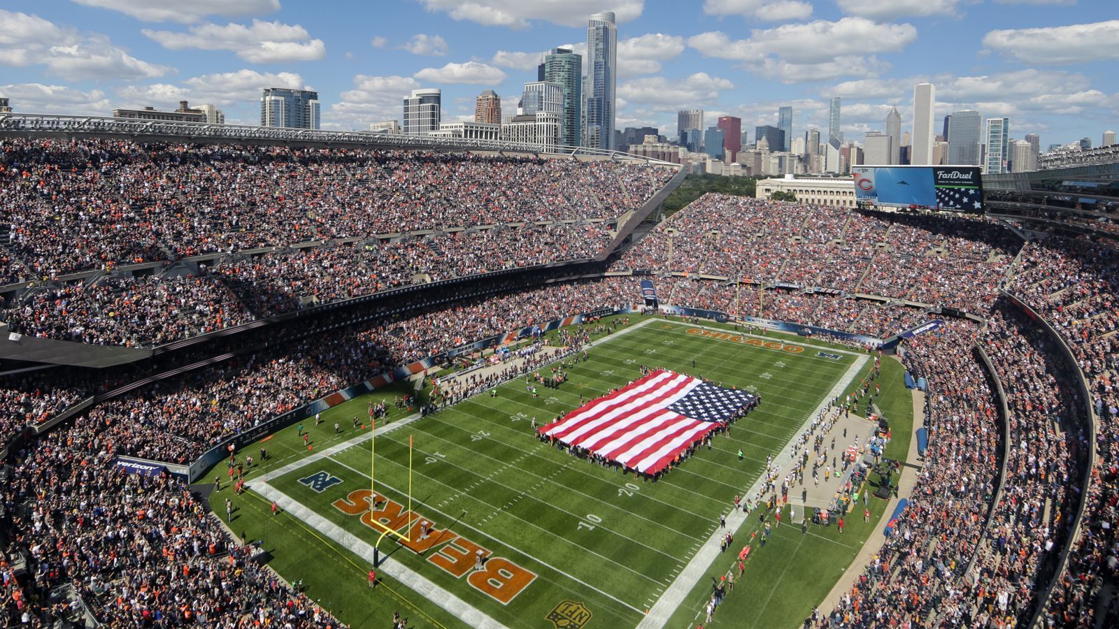 
                <strong>Soldier Field: Nicht mehr auf dem neuesten Stand</strong><br>
                Neuesten Ansprüchen genügt das Soldier Field dennoch nicht: Weder alle Sitzplätze noch das Spielfeld sind überdacht. Zudem ist auch der Catering-Bereich deutlich spärlicher als in den neuen Domes der NFL-Konkurrenz. Die Bears haben deshalb im vergangenen September ein Grundstück im Speckgürtel der Stadt gekauft, um dort ein neues Stadion zu errichten.
              