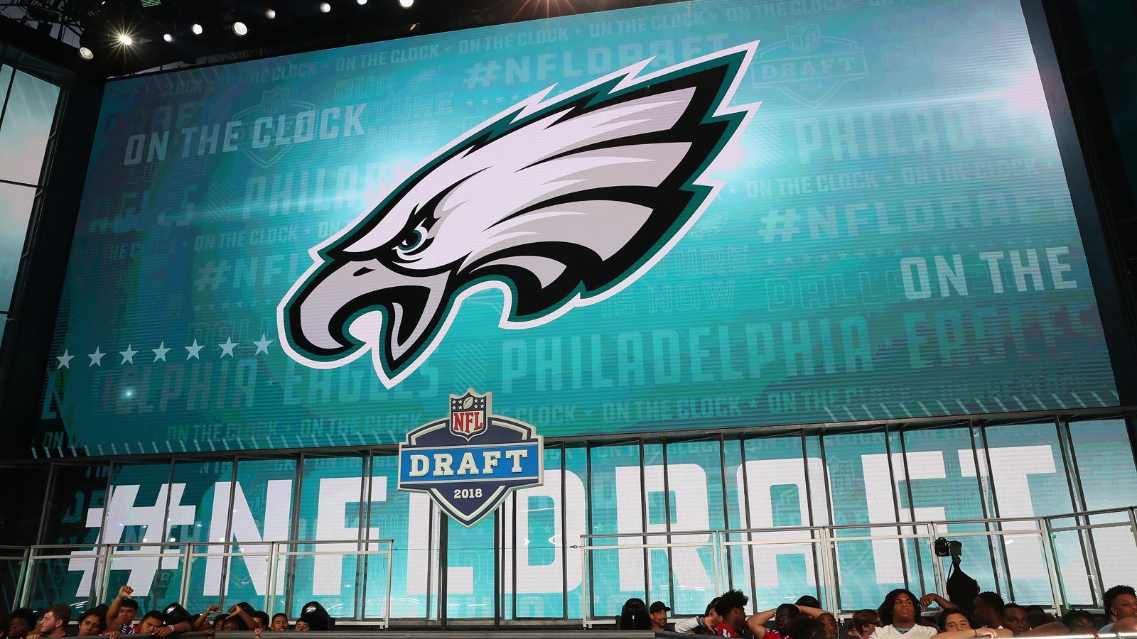 
                <strong>Philadelphia Eagles</strong><br>
                &#x2022; 1. Runde (Pick 10: DeVonta Smith) - <br>&#x2022; 2. Runde (Pick 37: Landon Dickerson) - <br>&#x2022; 3. Runde (Pick 73: Milton Williams) - <br>&#x2022; 4. Runde (Pick 123: Zech McPhearson) -<br>&#x2022; 5. Runde (Pick 150: Kenneth Gainwell) - <br>&#x2022; 6. Runde (Pick 189: Marlon Tuipulotu, Pick 191: Tarron Jackson, Pick 224: JaCoby Stevens) - <br>&#x2022; 7. Runde (Pick 234: Patrick Johnson)<br>
              