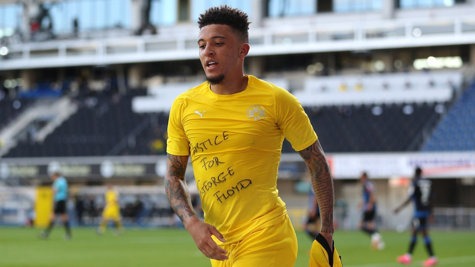 
                <strong>Jadon Sancho (Borussia Dortmund)</strong><br>
                Auch Jadon Sancho forderte nach seinem Treffer gegen Paderborn "Gerechtigkeit für George Floyd". Der Polizist, der Floyd getötet hatte, wurde mittlerweile des Mordes angeklagt. 
              