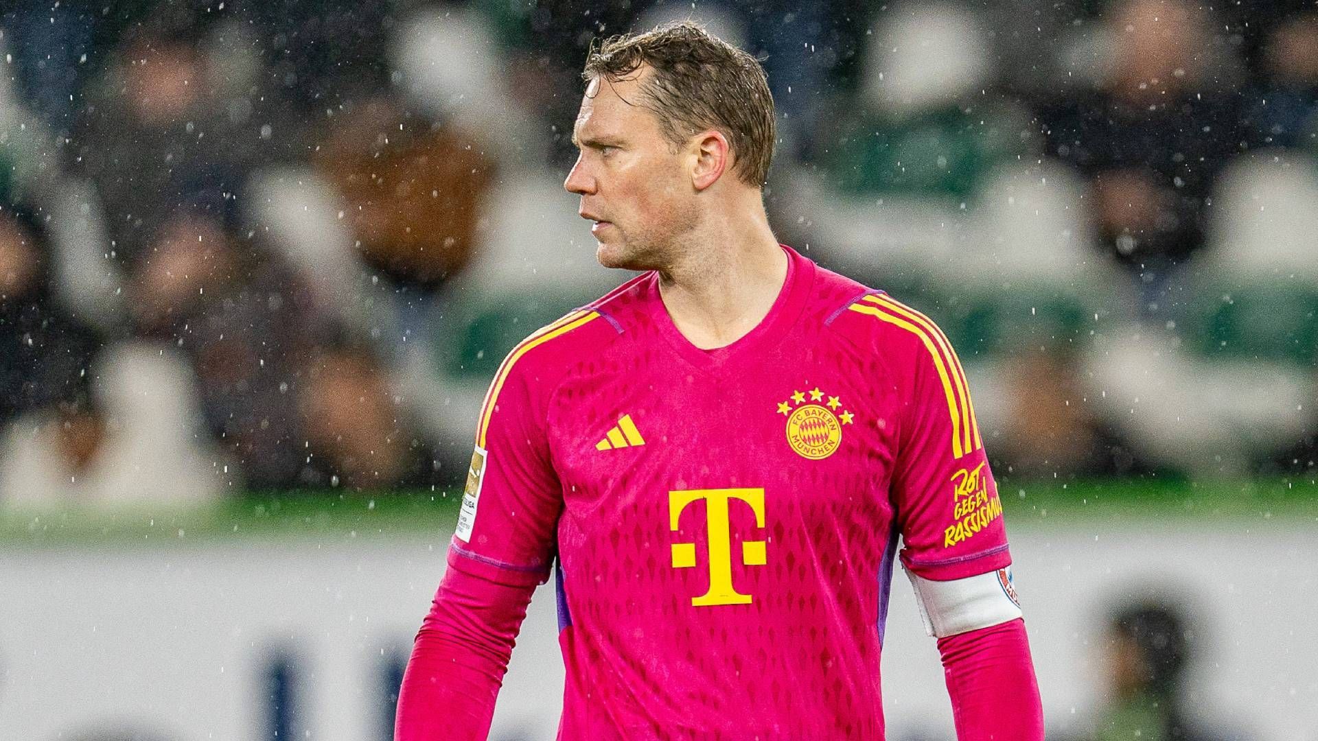 <strong>Manuel Neuer</strong><br>Neuer ist früh im Spiel gefordert, als Mattias Svanberg auf ihn zustürmt, den Ball jedoch nicht richtig trifft. Beim Gegentreffer zum 1:2 von Maximilian Arnold kommt er nicht ganz an den Ball heran. In der 2. Halbzeit agiert er bei den wenigen Angriffen des VfL souverän. <strong><em>ran</em>-Note: 3</strong>