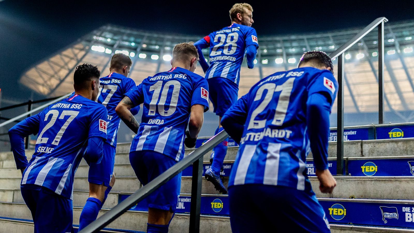 
                <strong>Hertha BSC Berlin</strong><br>
                Ernüchterung nach Traumstart: Nachdem die Hertha zum Start in die Saison fleißig Punkte gesammelt und sich in das obere Tabellendrittel gespielt hatte, lief es für die Truppe von Pal Dardai danach zunehmend schlechter.Der Abwärtstrend machte auch vor der Winterpause nicht halt: Beim Telekom Cup am vergangenen Wochenende belegten die Hauptstädter nach Niederlagen gegen Borussia Mönchengladbach (0:1) und Gastgeber Fortuna Düsseldorf (1:3) den letzten Platz. Vielleicht findet die Hertha bei Auftaktgegner 1. FC Nürnberg zurück in die Erfolgsspur.
              