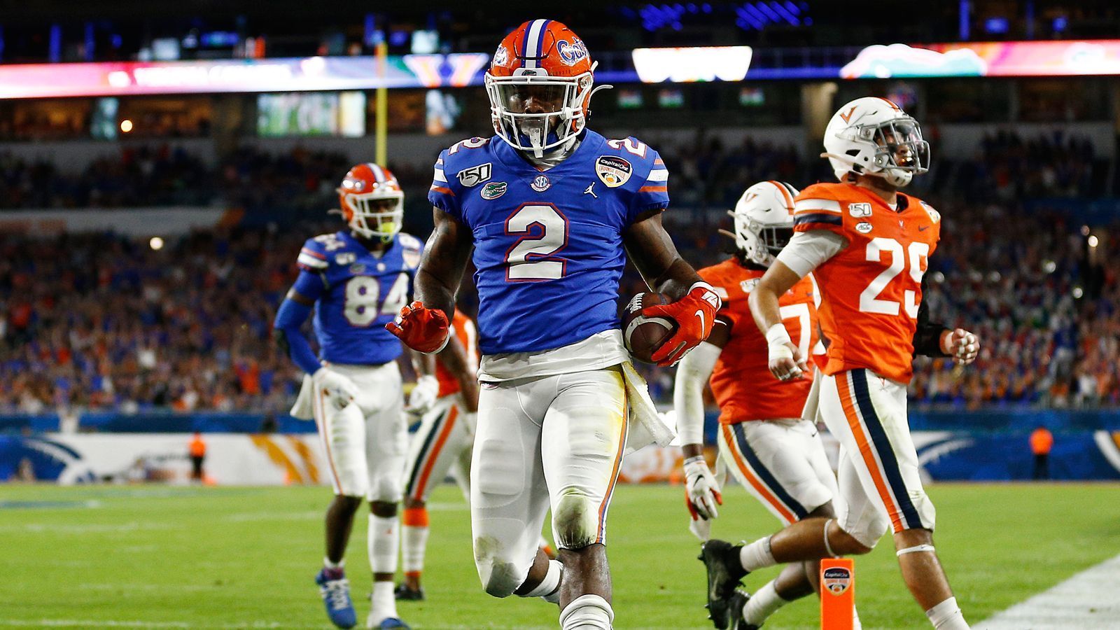 
                <strong>Lamical Perine (Running Back, Florida Gators)</strong><br>
                Lamical Perine ist ein besonders spannender Spieler. Der Running Back glänzt als Läufer eher mit seiner Masse, als mit Finesse und sorgt dabei regelmäßig für Highlights, indem er Verteidiger schlicht und ergreifend aus dem Weg räumt. In diesem Jahr konnte er zudem seine bis dato große Schwäche, das Fangen von Bällen, ablegen. In seinen ersten drei Spielzeiten kam Perine lediglich auf 32 Receptions. Diesen Wert konnte er allein in der abgelaufenen Saison mit 40 gefangenen Bällen massiv steigern. Zeigt Perine auch beim Senior Bowl, dass er als Passempfänger wertvoll sein kann, stehen die Chancen auf die NFL im nächsten Jahr sehr gut.
              