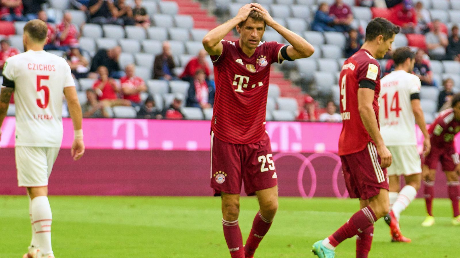 
                <strong>Thomas Müller</strong><br>
                Das Eigengewächs setzt eine Lewandowski-Hereingabe mit gestrecktem Bein daneben. Müller reibt sich vorne auf und ordnet das Angriffsspiel wie gewohnt. Allerdings kommt er kaum gefährlich vor das Gästetor - dafür sammelt er mit seiner starken Hereingabe einen Assist bei Gnabrys 2:0. ran-Note: 3
              