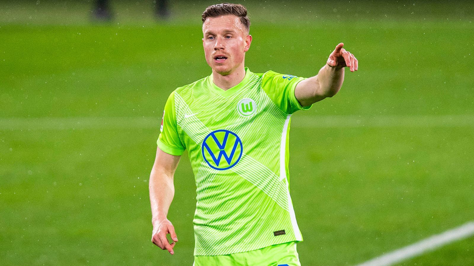 
                <strong>Yannick Gerhardt (VfL Wolfsburg)</strong><br>
                Der nächste Defensivstratege und der Nächste, dessen Vertrag ausläuft, ist Wolfsburgs Yannick Gerhardt. "Wir sind von seiner sportlichen Leistungsfähigkeit überzeugt und glauben, dass er für uns sportlich wertvoll bleibt. Die Frage ist, ob er das genauso einschätzt. Derzeit ist er noch nicht so überzeugt", ließ Sport-Geschäftsführer Jörg Schmadtke kürzlich anklingen. Die Wege könnten sich - sollte Gerhardt nicht bereit für eine Verlängerung sein - auch schon im Winter trennen. Nur dann können die "Wölfe" noch eine Ablöse kassieren, die es braucht, um den Stammspieler zu ersetzen. Die nächsten Wochen werden die Richtung vorgeben.
              