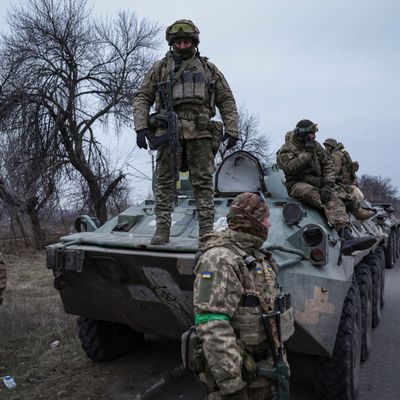 Ukrainische Soldaten stehen auf einem APC in Donezk.