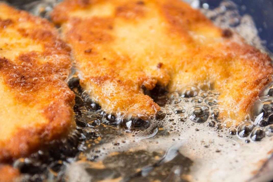 Soll es schnell gehen, kannst du einfach die Füllung des Cordon Bleus weglassen und stattdessen schmackhafte vegane Schnitzel zaubern. Die veganen Steaks musst du dafür einfach halbieren, würzen, panieren und anschließend braten.