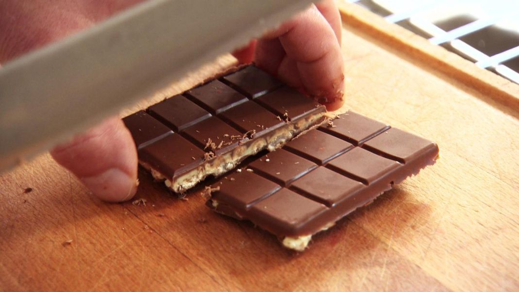 Hier siehst du den fertigen Schokoriegel mit Cerealien von unserem Koch Leander. Wie du ihn nachkochen kannst, zeigen wir unten im Rezept. 