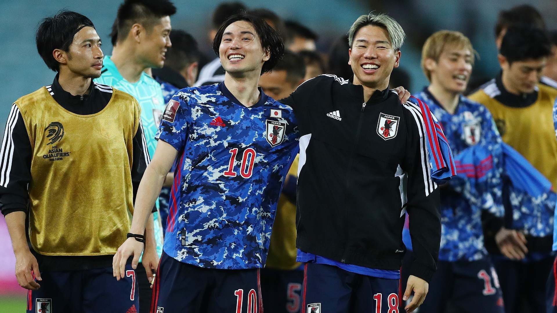 
                <strong>Japan: Schwachstellen</strong><br>
                Während die deutsche Mannschaft mit dem Bayern- oder Chelsea-Block gleich mehrere Gruppen an Spielern aus einer Vereinsmannschaft haben, spielt ein Großteil der japanischen Leistungsträger völlig zerstreut im Weltfußball. So bleibt dem Team im Vorfeld auf die WM nur wenig Zeit, sich einzuspielen. Von Minamino mal abgesehen, fehlt es den Asiaten an Spielern, die bei absoluten Top-Klubs aktiv sind. Dementsprechend gehen die Japaner als deutlicher Außenseiter in die Duelle mit Spanien und Deutschland und müssen hier auf ein kleines Fußball-Wunder hoffen. 
              