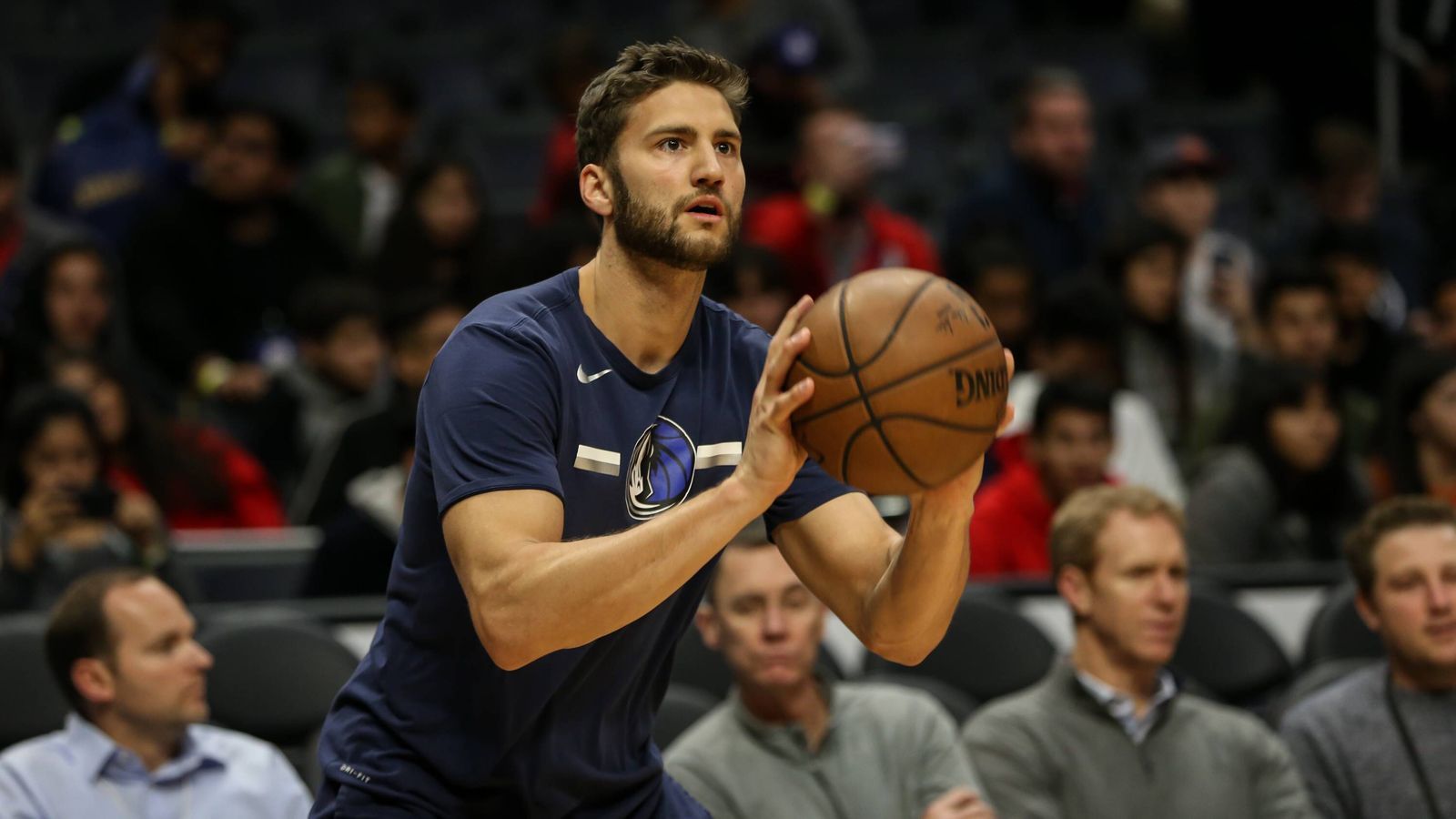 
                <strong>Maximilian Kleber (Dallas Mavericks)</strong><br>
                Kleber ist zuversichtlich, dass es mit den Mavericks nach drei Spielzeiten ohne Playoffs wieder bergauf geht. "Ich hoffe natürlich, dass wir es in die Playoffs schaffen. Das wird kommende Saison sicherlich nicht einfacher, weil die Leistungsdichte in der Western Conference zugenommen hat. Aber wir haben eine junge Mannschaft und können über die Jahre zusammenwachsen. Das kann zu einem Vorteil werden. Mit Luka Doncic und Kristaps Porzingis befinden sich zwei starke Playmaker in unseren Reihen." Er weiß, dass die Mavericks in dieser Saison eher ein Underdog sind: "Aber vielleicht können wir überraschen."
              