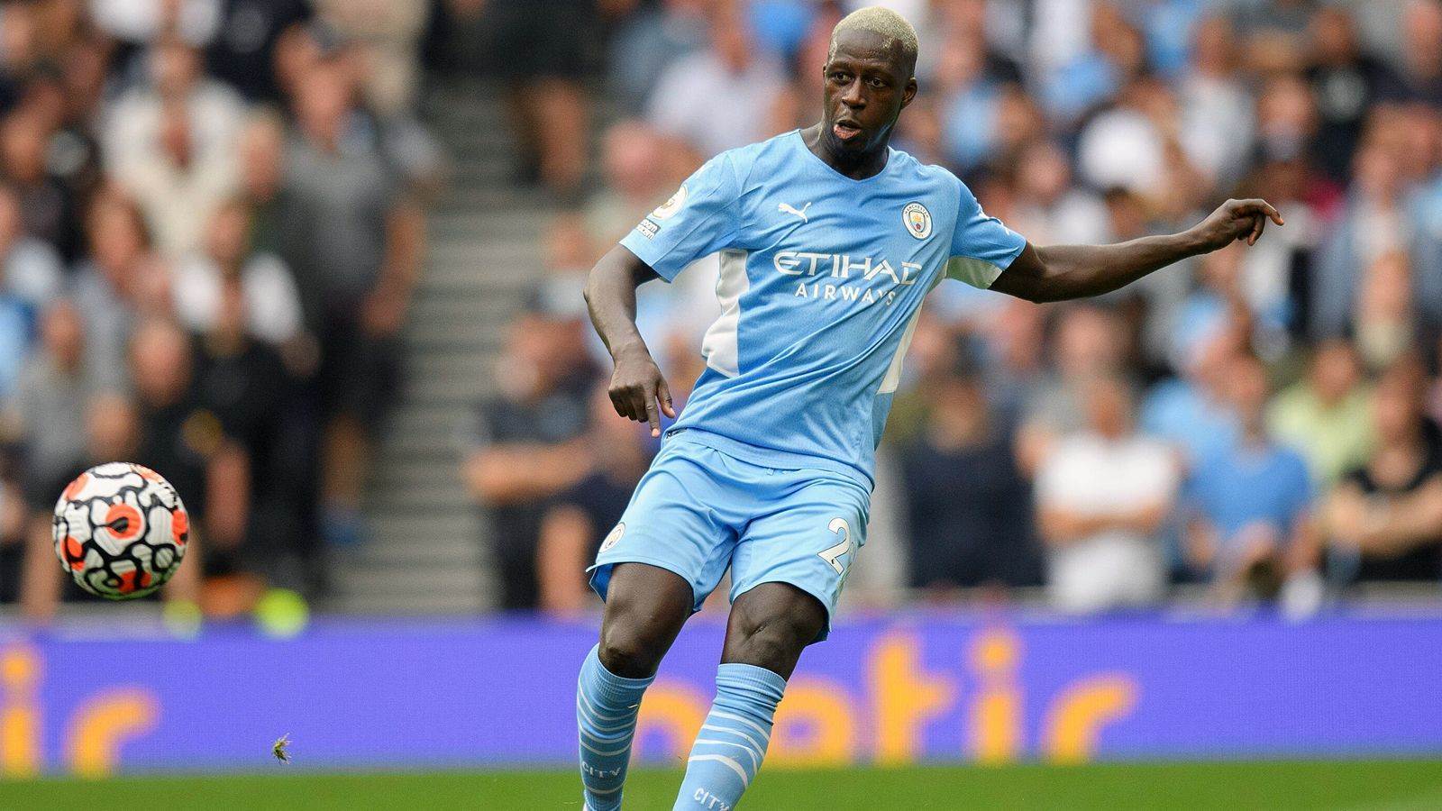 
                <strong>Benjamin Mendy (Manchester City)</strong><br>
                Probleme ganz anderer Art beschäftigen derzeit Manchester Citys Franzosen Benjamin Mendy. Gegen den Außenverteidiger steht der Vorwurf der Vergewaltigung in vier Fällen und einem weiteren sexuellen Übergriff im Raum und daher befindet sich der 27-Jährige aktuell in Untersuchungshaft. Somit hat ManCity verständlicherweise auf die Nominierung Mendys für den Champions-League-Kader verzichtet. 
              