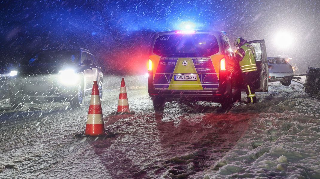 Kälte, Schnee, teilweise Regen und Eis: Damit herrscht auch weiter Glättegefahr auf den Straßen. Der DWD gibt eine amtliche Warnung heraus.