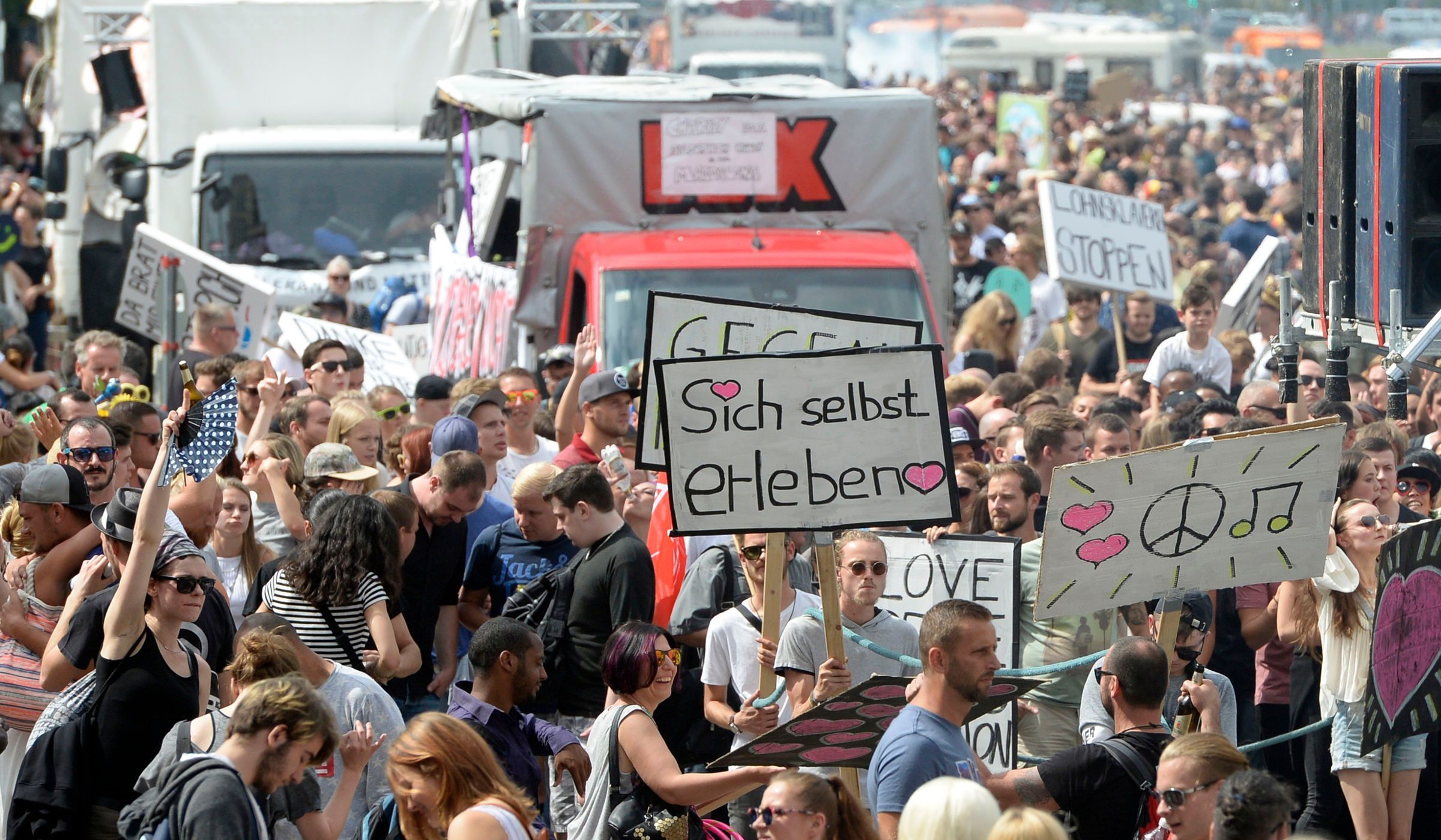 Raver tanzen durch Berlin