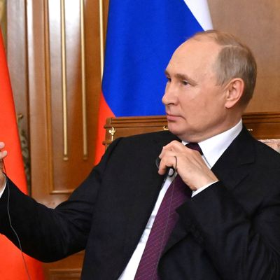 4. September 2023: Der russische Präsident Wladimir Putin gestikuliert, während er mit dem türkischen Präsidenten Recep Tayyip Erdogan während des Treffens in Sotschi am Schwarzen Meer spricht.