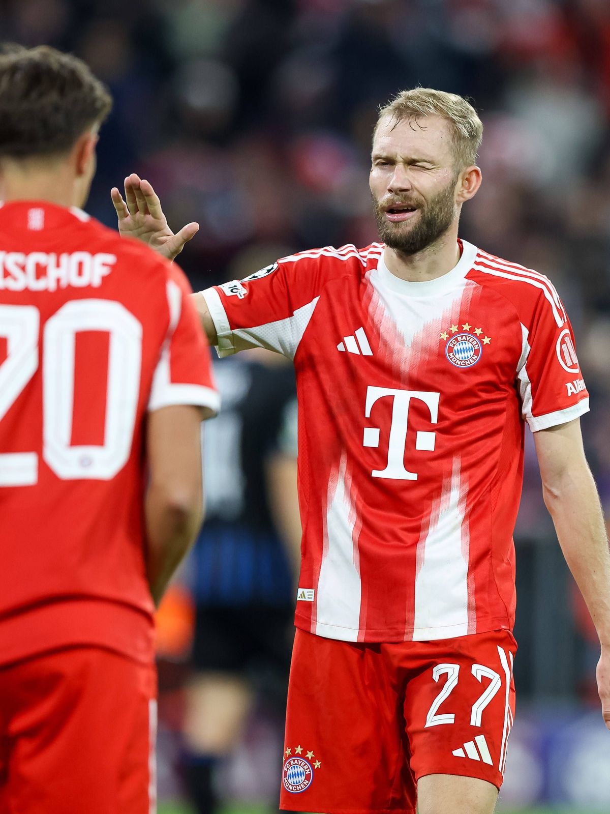 Torjubel zum Tor zum 4:0 durch Nicolas Jackson (FC Bayern Muenchen, 11), mit Tom Bischof (FC Bayern Muenchen, 20), Konrad Laimer (FC Bayern Muenchen, 27) jubelt mit, GER, FC Bayern Muenchen vs. Clu...