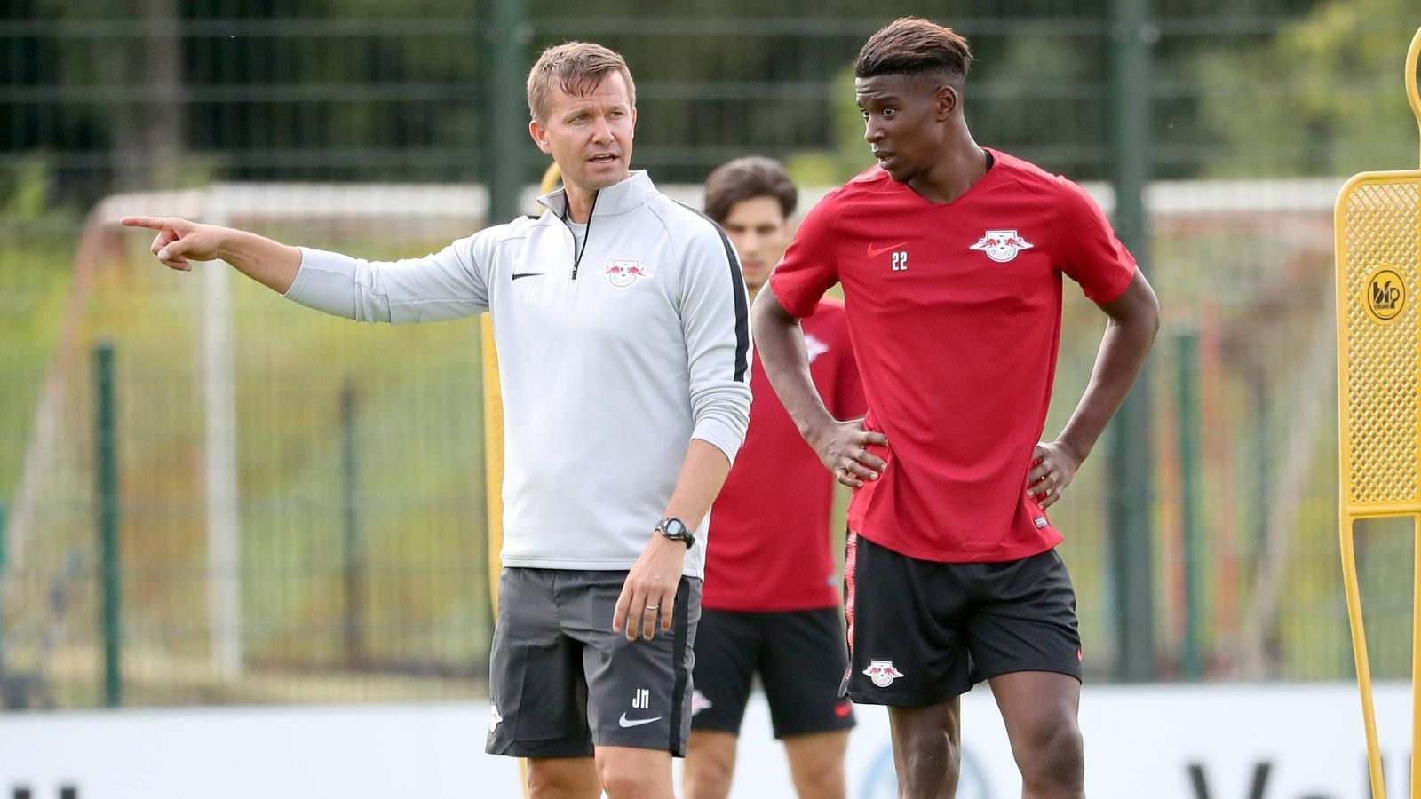 
                <strong>RB Leipzig</strong><br>
                Unterstützt wird Rangnick vom neuen Co-Trainer Jesse Marsch. Der US-Amerikaner zeigt dem ebenfalls Neu-Leipziger Nordi Mukiele gleich wo es lang geht.
              