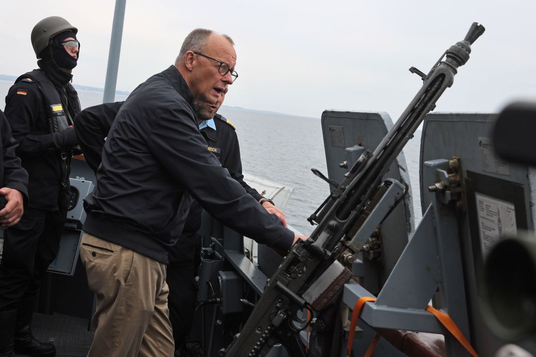 Bundeskanzler Merz hat erstmals die Deutsche Marine in Rostock besucht.