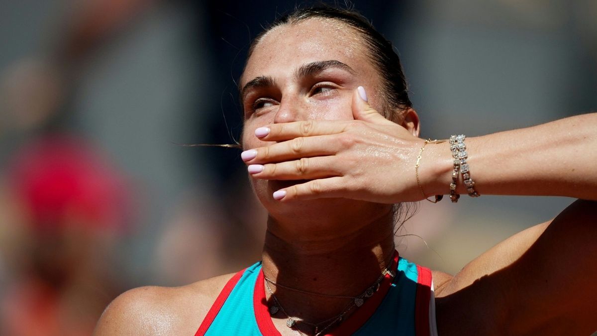 Küsschen fürs Publikum: Aryna Sabalenka
