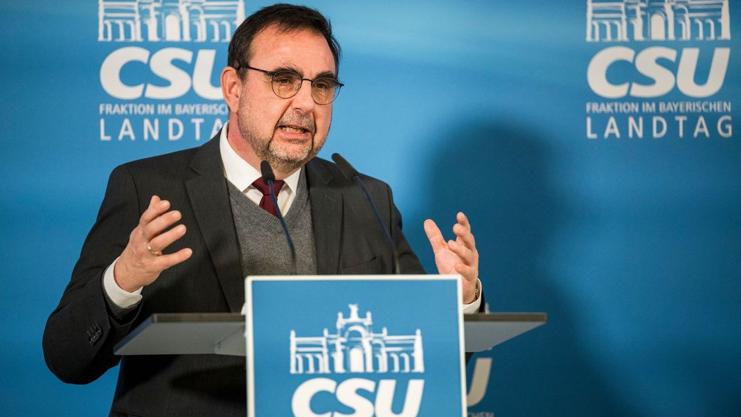 "Man hat eigentlich ein anderes Verfahren vereinbart zwischen den Parteivorsitzenden - und deswegen finde ich das überraschend an der Stelle", äußert sich Klaus Holetschek (CSU) zur Unterstützung von Friedrich Merz (CDU) als Kanzlerkandidat.