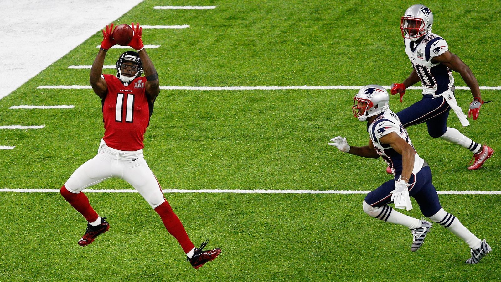 
                <strong>New England Patriots</strong><br>
                Ähnlich wie in Chicago wird auch bei den New England Patriots ein sogenannter X-Receiver gesucht. Kendrick Bourne und Jakobi Meyers überzeugten, doch ein Receiver, der "over the top" Bälle fangen kann, fehlt eigentlich. Hier käme Julio Jones ins Spiel, der Mac Jones im zweiten Jahr besser unterstützen könnte. Er wäre nicht der erste Passempfänger, den Bill Belichick günstig aufnimmt und wieder zu Top-Leistungen bringt.
              