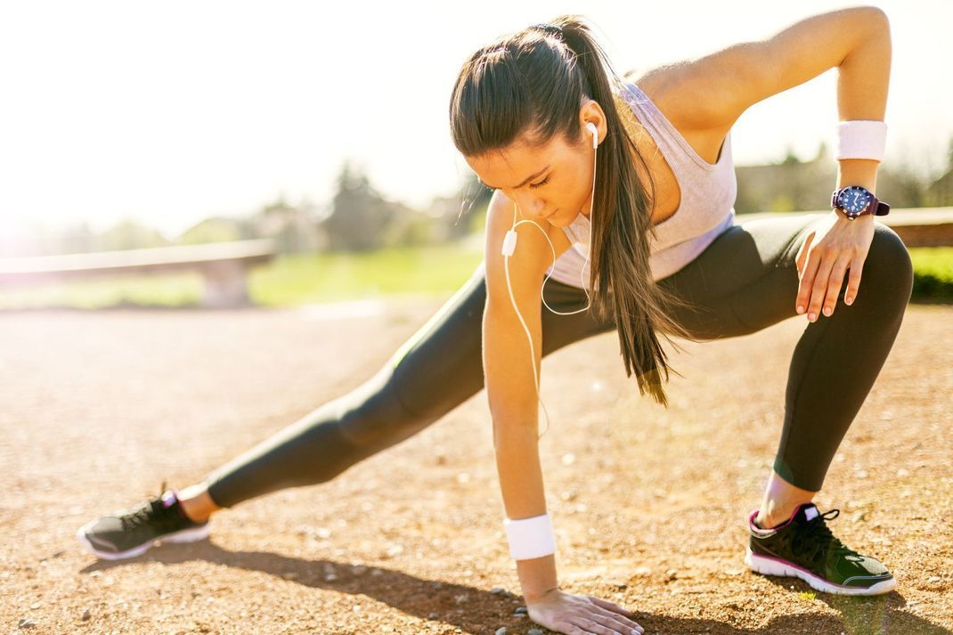 Mit der richtigen Vorbereitung sinkt die Gefahr von Muskelkater. Vorbeugen kannst du den Schmerzen also am besten, indem du dich vor dem Workout warmmachst und hinterher dehnst.