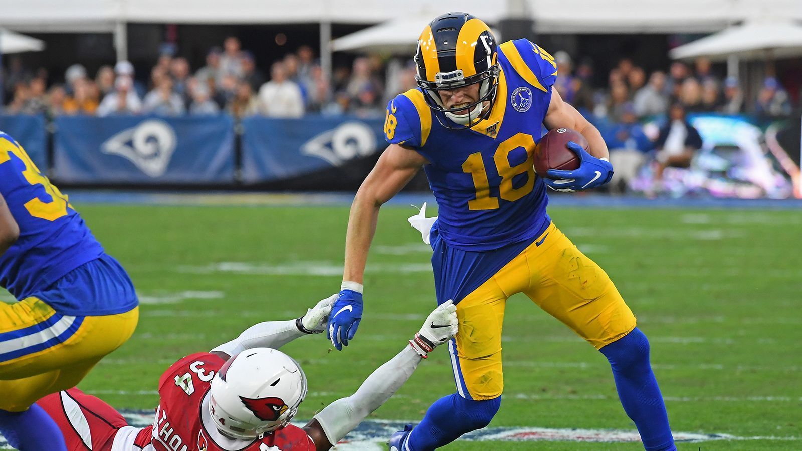 
                <strong>Zahlreiche Free Agents nach der nächsten Saison</strong><br>
                2021 laufen dann noch die Verträge der Rams-Stars Cooper Kupp (Wide Receiver), John Johnson (Safety) und Gerald Everett (Tight End) aus. Kupp und Johnson dürften aufgrund ihrer starken Leistungen in den vergangenen Spielzeiten hochdotierte Verträge fordern. Everett, eine solide Anspielstation, dürfte ebenfalls mehrere Millionen pro Jahr verlangen.  
              