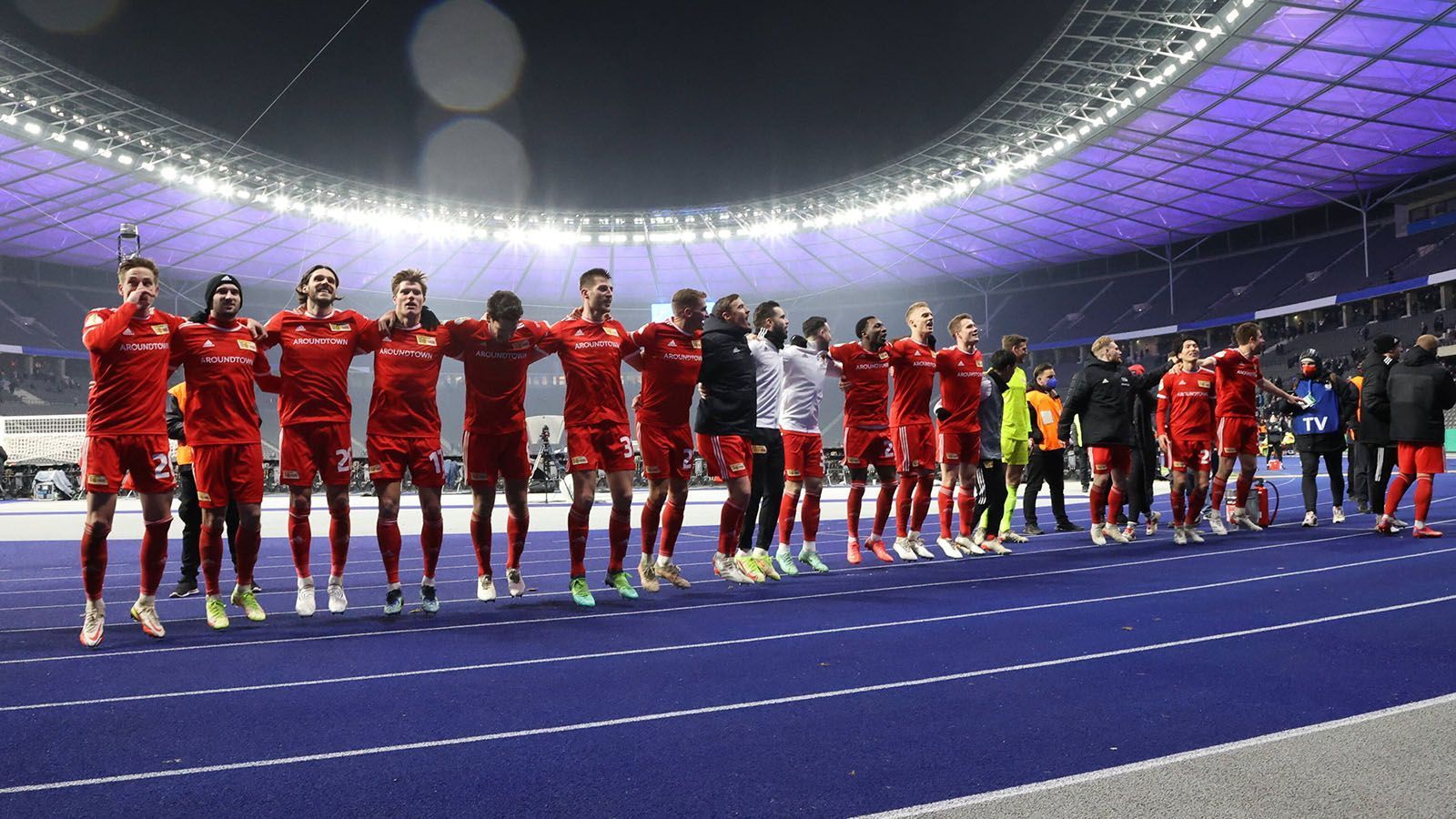 
                <strong>Platz 4: Union Berlin</strong><br>
                Es hat eine Weile gedauert, bis sich Union Berlin vom Schock des Max-Kruse-Abgangs erholt hat: Nach seinem Wechsel Ende Januar unterlag Union dreimal sang- und klanglos, ohne ein eigenes Tor zu erzielen. Erst am vergangenen Wochenende stoppten die Berliner die Talfahrt mit einem schmeichelhaften 3:1 gegen Mainz. Die Euphorie der magischen Hinrunde ist an der Alten Försterei nach dem Abrutschen von Platz vier auf Rang sieben inzwischen verflogen. Gegen die ebenfalls wankenden Paulianer sind die Berliner daheim dennoch klare Favoriten.
              