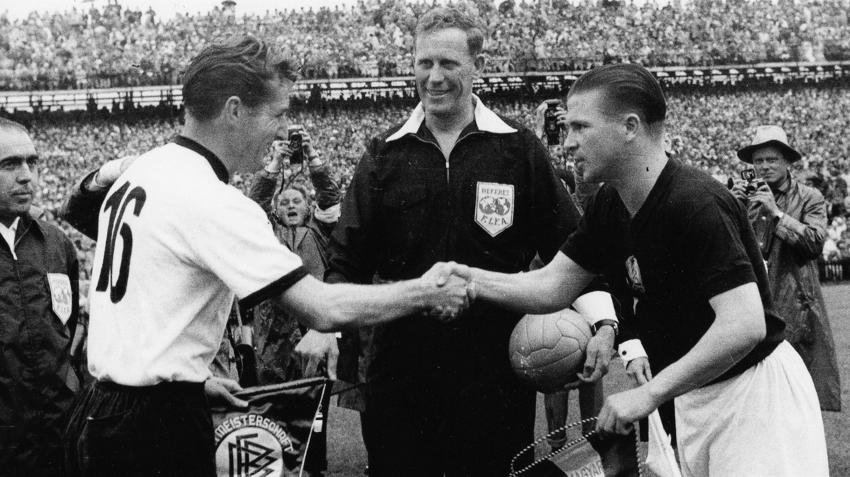 
                <strong>Ferenc Puskas</strong><br>
                Auch die ungarische Legende (re.) wechselte das Nationaltrikot. Für Ungarn erzielte er zwischen 1945 und 1956 in 85 Länderspielen 84 Tore und verpasste 1954 nur knapp im Finale gegen Deutschland den WM-Titel. Nach seiner Enttäuschung über die bittere Niederlage lief Puskas ab 1961 noch viermal für Spanien auf, da er während seiner Zeit bei Real Madrid auch spanischer Staatsbürger wurde.
              