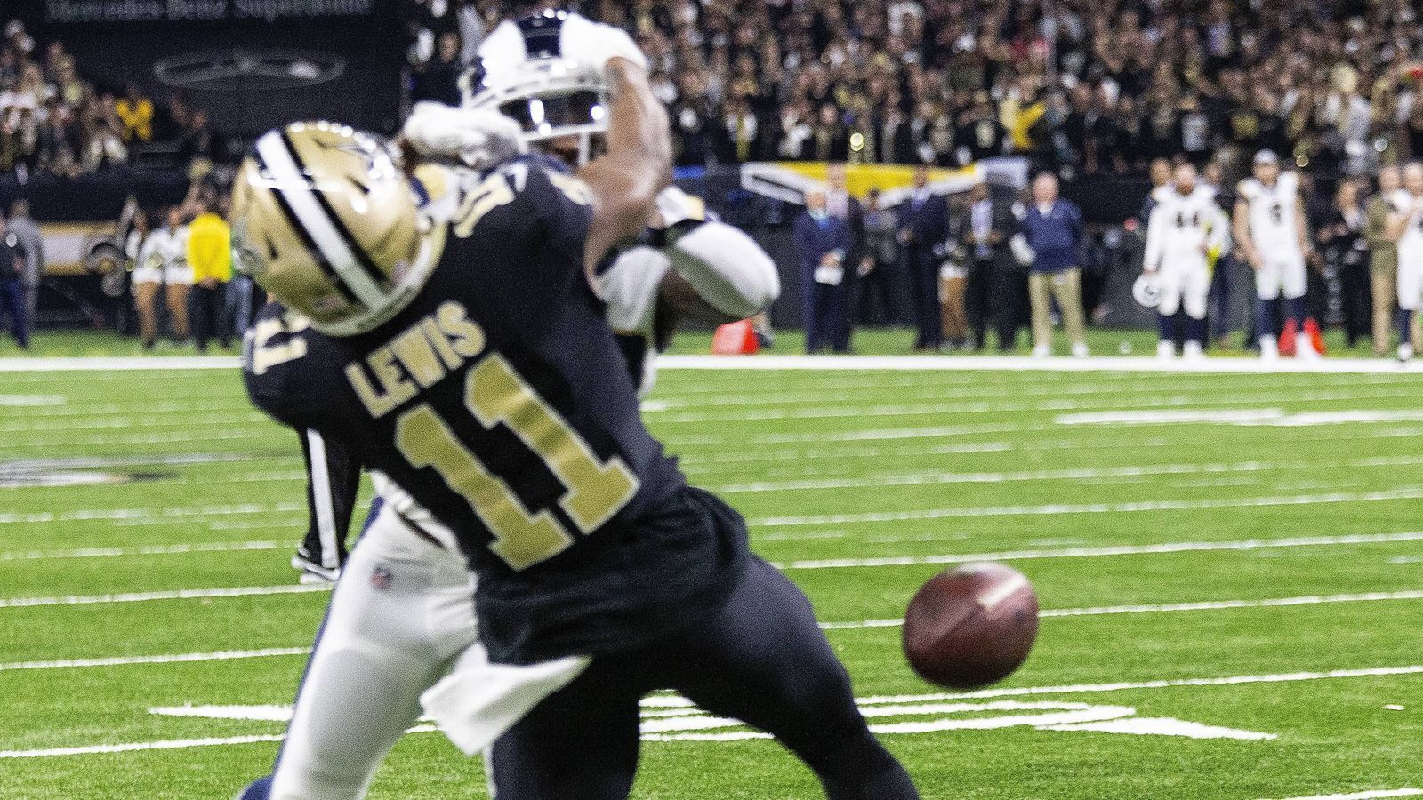 
                <strong>Instant Replay, auch bei Pass Interference?</strong><br>
                Es war der Aufreger der Playoffs. Im NFC Championship Game zwischen den Los Angeles Rams und den New Orleans Saints beging Rams-Cornerback Nickell Robey-Coleman eine offensichtliche Pass Interference. Es flog dennoch keine Flagge und die Rams zogen in den Super Bowl ein. Diese Fehlentscheidung schlug hohe Wellen. Bisher können die Unparteiischen bei möglichen Strafen nicht das Instant Replay zu Rate ziehen und den Call gegebenenfalls ändern. In der neuen Saison könnte das anders aussehen. 
              