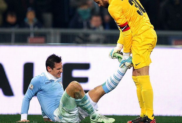 
                <strong>2013: Coppa Italia</strong><br>
                2011 wechselte Klose zu Lazio Rom. Er traf sofort in seinem ersten Spiel. In seiner zweiten Saison schaffte er das Kunststück, fünf Tore in einem Spiel zu erzielen, und holte wenige Wochen später im Stadt-Duell mit dem AS Rom den italienischen Pokal.
              