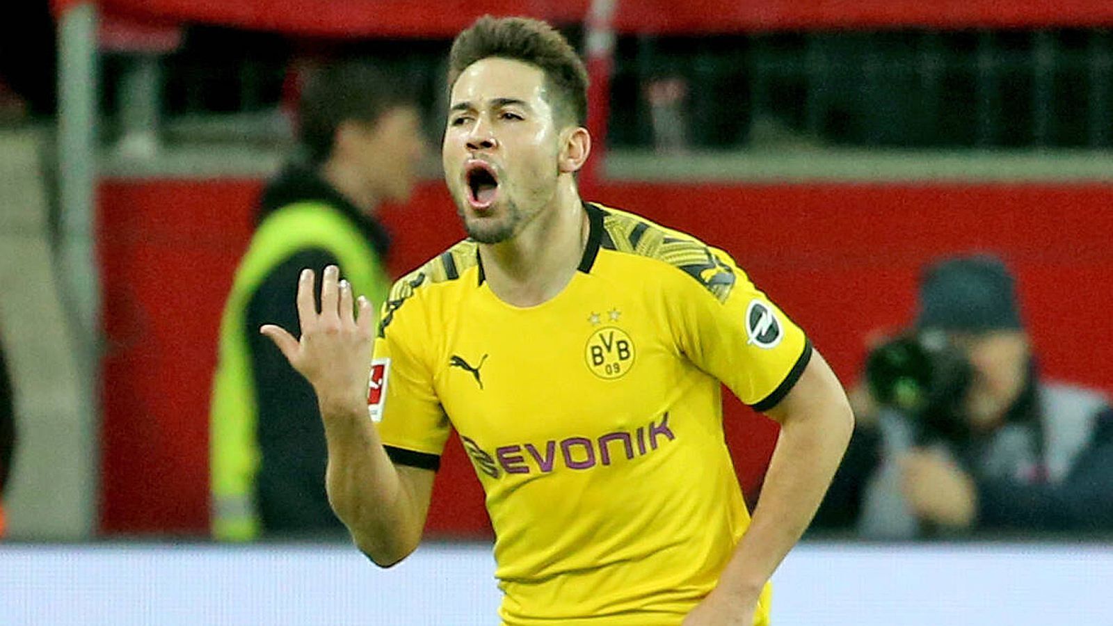 
                <strong>Raphael Guerreiro</strong><br>
                Kehrt nach dem Pokal-Aus gegen Werder in die Startelf zurück - und das völlig zurecht. Über weite Strecken einer der stärksten Dortmunder mit vielen Ballkontakten und laufstark. Auf der linken Seite harmoniert er vor allem im Zusammenspiel mit Sancho. Gefährliche Situationen laufen meist über seine Seite. Im Defensivverhalten allerdings mit Schwächen und Unkonzentriertheiten. Beim 2:2-Ausgleich kann er Tah nicht verteidigen und ermöglicht damit den Gegentreffer. Doch er macht den Fehler wieder wett. In der 65. Minute trifft Guerreiro nach Doppelpass von Sancho und Hakimi von der linken Strafraumecke ins rechte lange Eck zum 3:2 für den BVB. In den letzten zehn Minuten allerdings wie die komplette Hintermannschaft instabil. ran-Note: 3
              