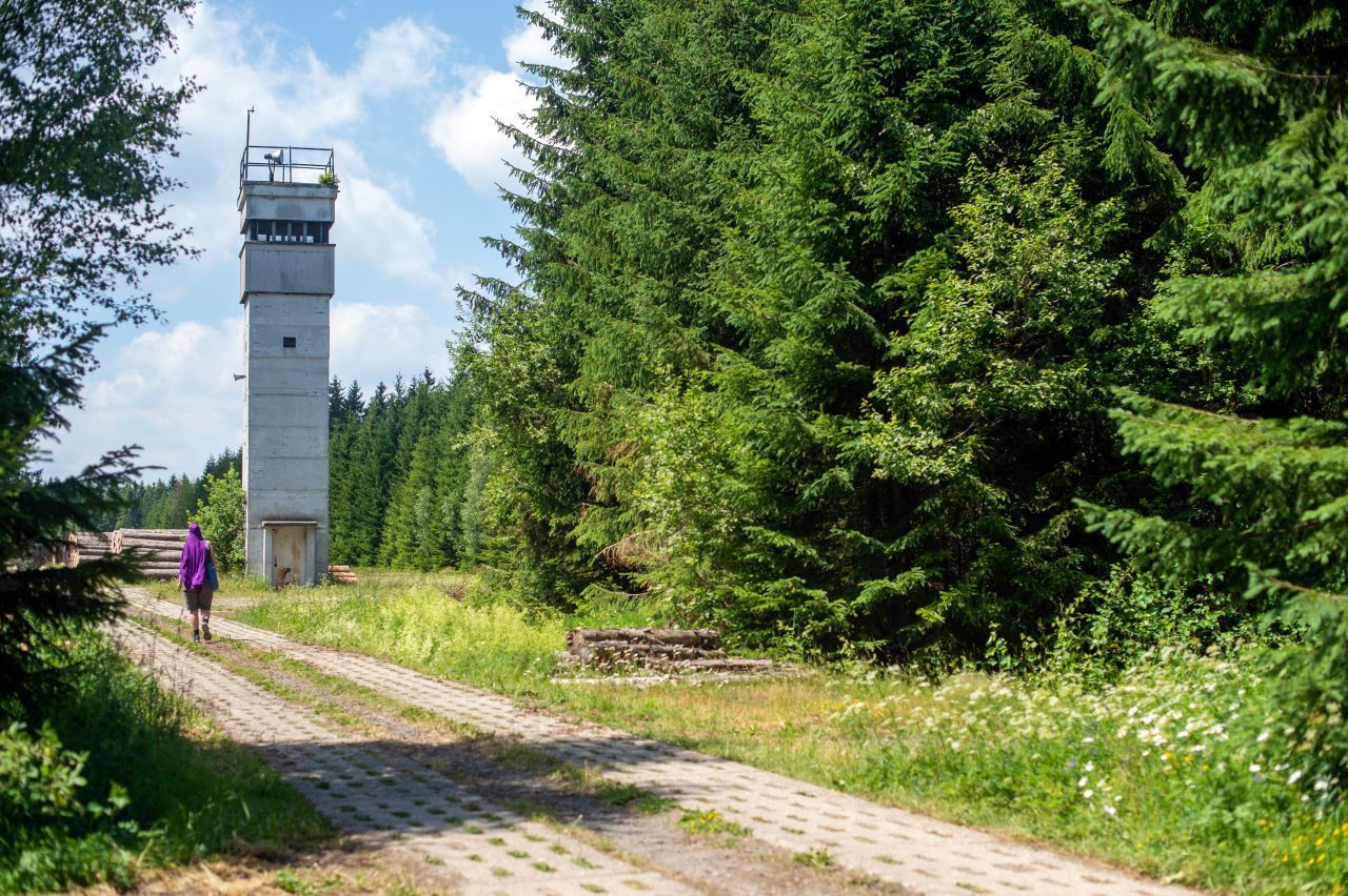 Ein ehemaliger Wachturm steht im Grenzmuseum Sorge. Es liegt am Grünen Band in Sachsen-Anhalt.