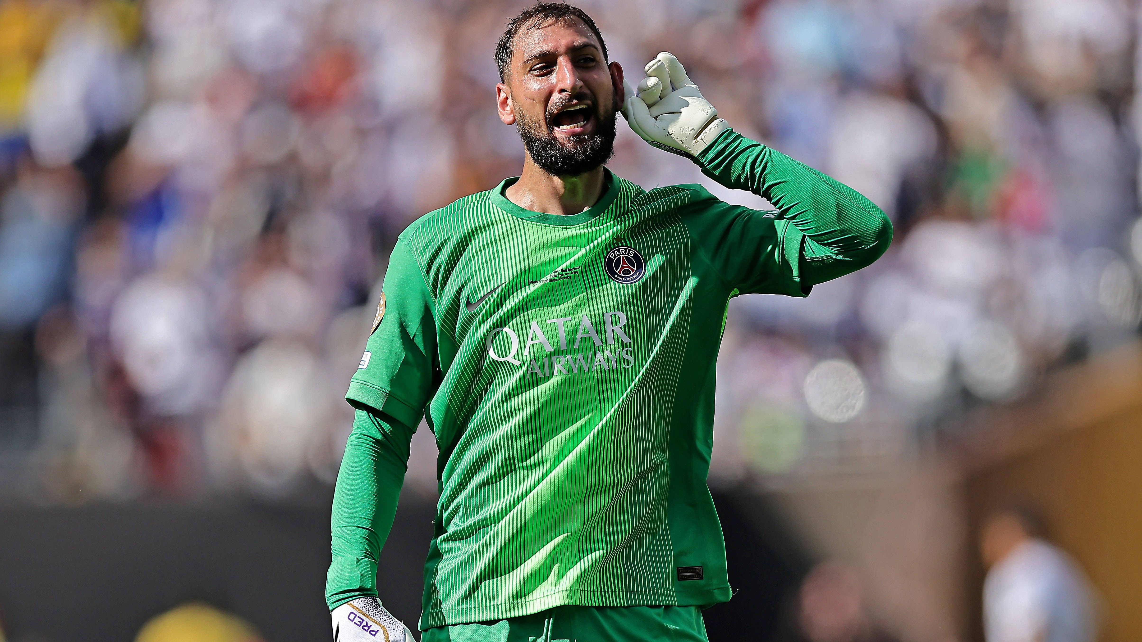<em><strong>Gianluigi Donnarumma (Paris Saint-Germain)</strong><br>Galatasaray Istanbul bastelt weiter an einem konkurrenzfähigen Kader für die kommende Saison. Nun soll der türkische Topklub auch an Gianluigi Donnarumma interessiert sein. Dem Sportportal "Sportitalia" zufolge lockt Gala den Italiener mit einem höheren Gehalt, als er zurzeit in Paris verdient. Noch hat sich der Keeper, dessen Vertrag im kommenden Sommer ausläuft, noch nicht entschieden, bei welchem Klub er zukünftig spielen will. ...</em>
